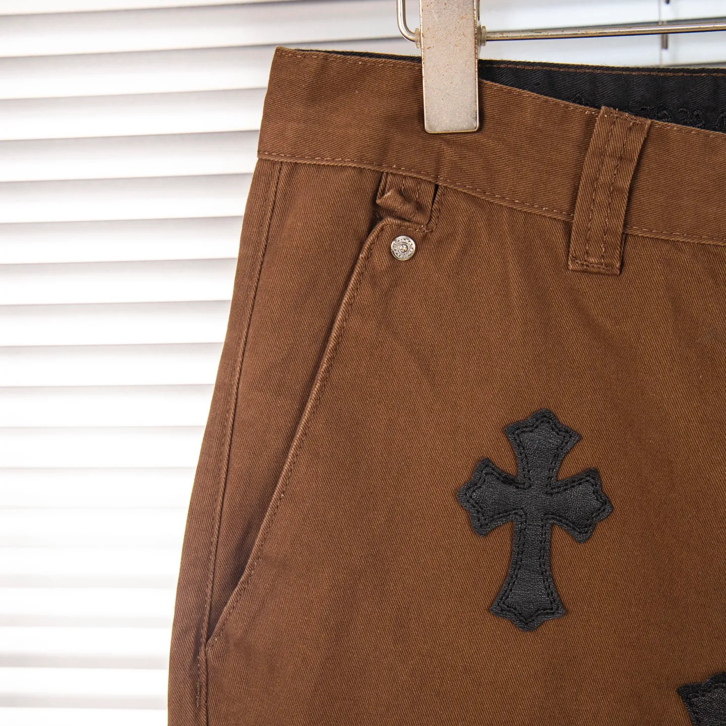 P260 Chrome Hearts | Chrome Hearts Brown Casual Cross Patched Leather Jeans - Full of exploring the ultimate in fashion, Chrome Hearts' new Chrome Hearts pants cleverly integrate camouflage cross, camouflage cross and other elements to break traditional boundaries. Mattyboy's clever fusion of overalls and khaki jeans, the same style, brings endless matching inspiration to fashionistas! Whether it is daily wear or a trendy try, these pants can bring you an excellent fashion experience. Style number: 1754# Color: casual brown Size: 28 30 32 34